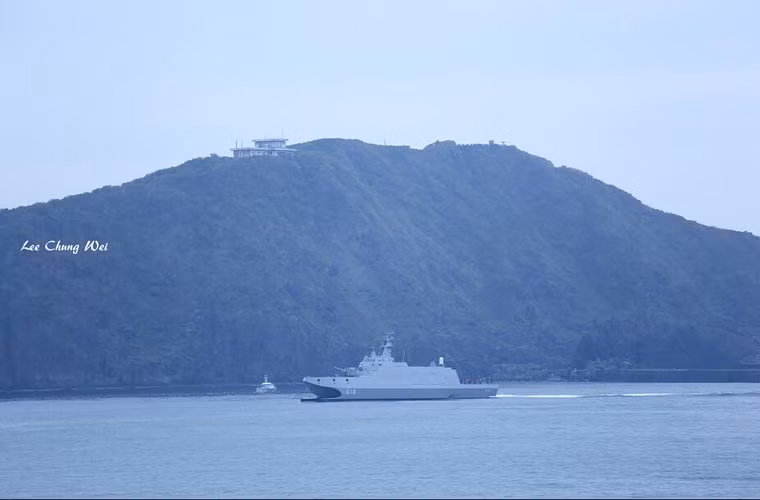 Ngày 27/10/2014, Đài Loan bắt đầu tiến hành thử nghiệm tàu chiến tàng hình hai thân mới hạ thủy trong tháng 3/2014.