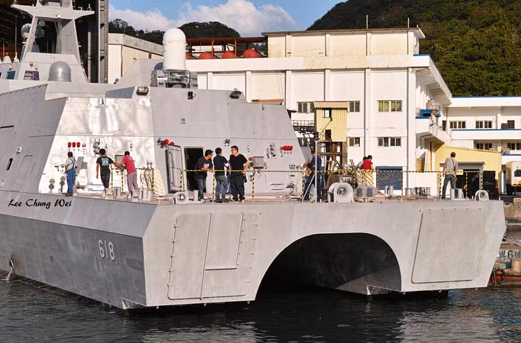 Tàu chiến mới được thiết kế theo công nghệ Catamaran hai thân. Giải pháp thiết kế này giúp tàu nổi hơn, tốc độ lướt biển cao hơn và làm tăng khả năng tàng hình.