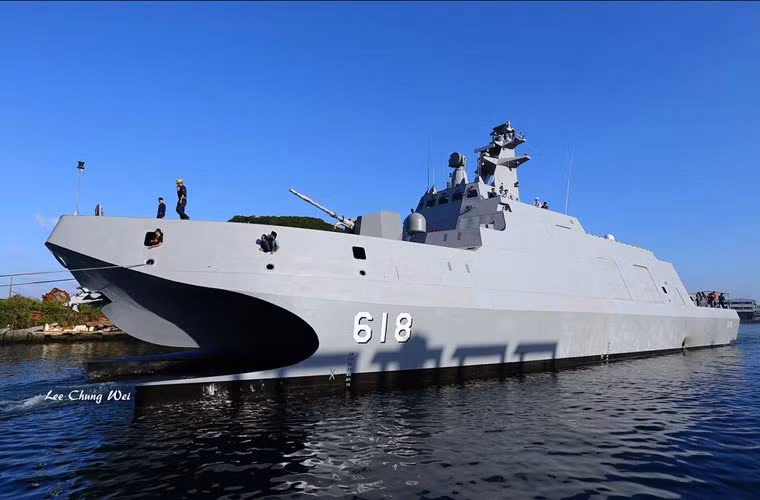 Vũ khí trên tàu gồm có 1 pháo hạm (có thể là loại 76mm), 1 hệ thống phòng thủ tầm cực gần Phalanx 20 mm. Đặc biệt nó được trang bị loại tên lửa chống hạm tốc độ siêu âm Hùng Phong III.