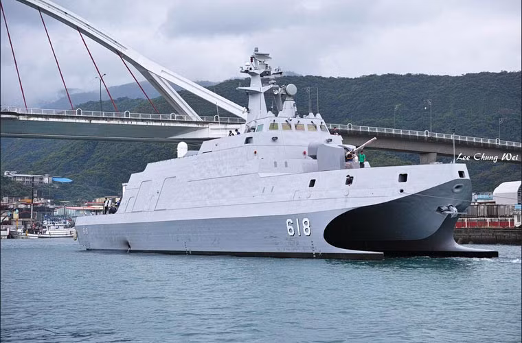 Dự kiến nó sẽ đi vào hoạt động trong biên chế Hải quân Đài Loan vào đầu năm 2015 sau khi hoàn thành các thử nghiệm.