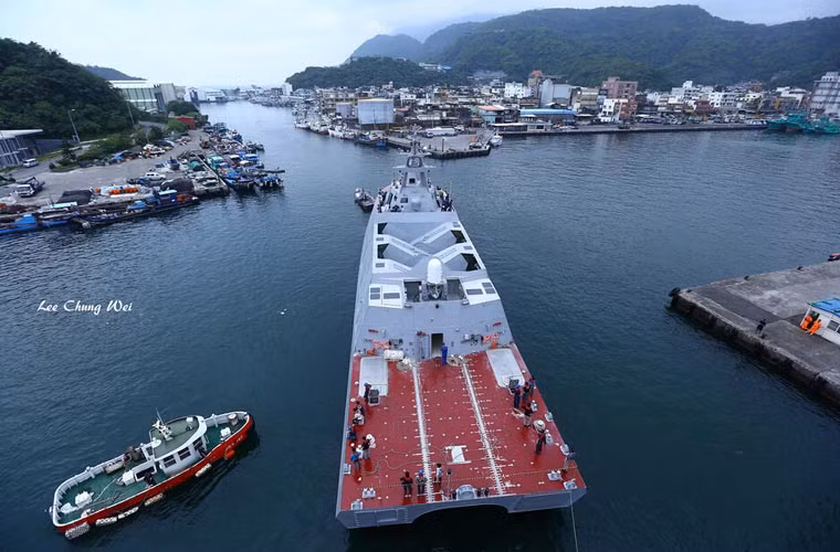 Thân tàu có thiết kế thủy động lực học khá hiện đại với khả năng tàng hình tương đối tốt.