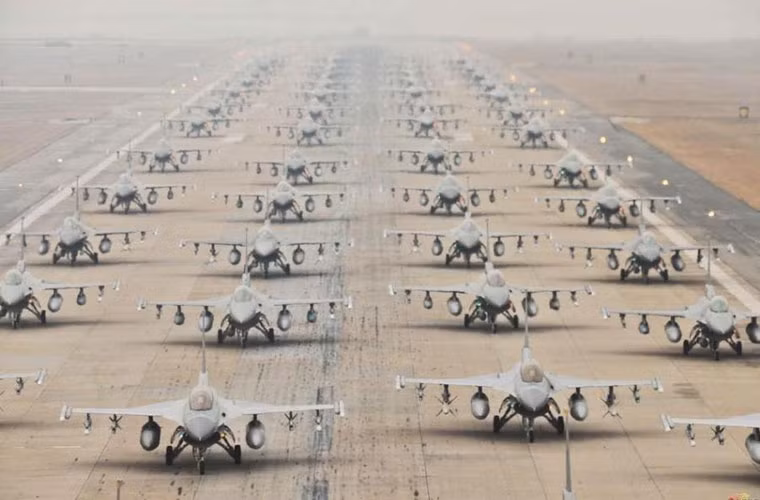 Lực lượng tiêm kích hùng hậu F-16 của thực hiện bài "voi đi bộ" ở Hàn Quốc.