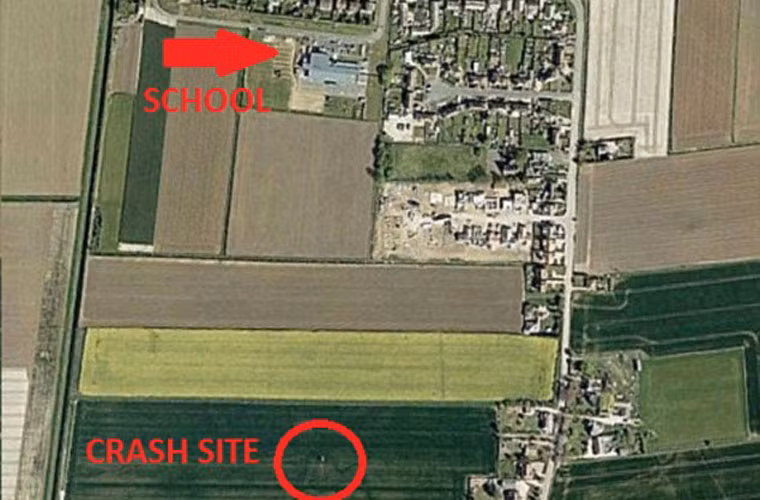 Địa điểm máy bay rơi cách một trường học khoảng 400m.