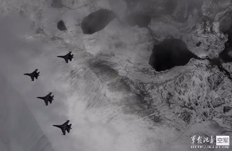  Cũng trong năm 1996, Trung Quốc cho công khai hoạt động của tiêm kích Flanker trên các phương tiện truyền thông nhà nước. Lúc bấy giờ quan hệ giữa Đại Lục và Đài Loan đang cực kỳ căng thẳng. 