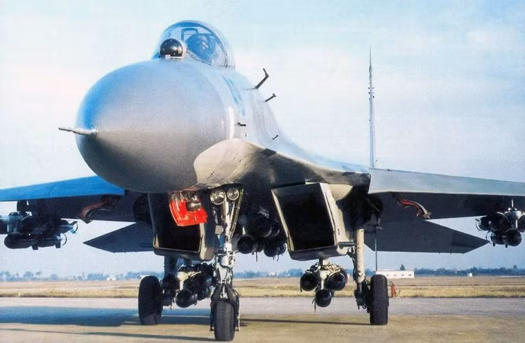  Su-27SK/J-11 số hiệu “Blue 49” là chiếc máy bay đầu tiên được lắp ráp tại Trung Quốc (chiếc đầu tiên của lô số 0). Nó bay thử lần đầu vào tháng 12/1998. 