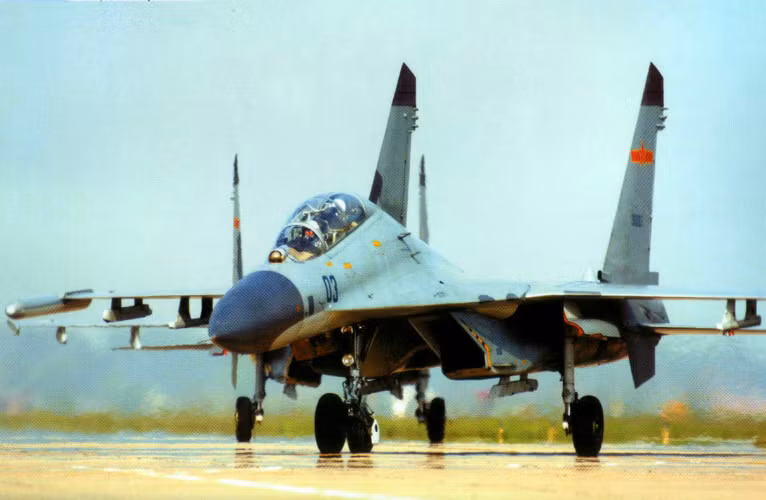  Lực lượng không quân PLA có một nhu cầu rất lớn về đào tạo và chuyển loại cho phi công lái Su-27 trong khi họ không có giấy phép sản xuất máy bay huấn luyện. Chính vì vậy, năm 1999, một đơn đặt hàng 28 Su-27UBK được gửi tới Nga. 