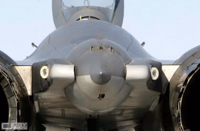 Hệ thống kiểm soát bay kỹ thuật số, hệ thống tìm kiếm theo dõi quang điện tử copy loại OEPS-27, hệ thống định vị INS/GPS, màn hình hiển thị đa chức năng MFD, màn hình hiển thị trên kính lái HUD. Trong hình, hệ thống cảnh báo chống tên lửa dùng 2 cảm biến đặt ở đuôi…