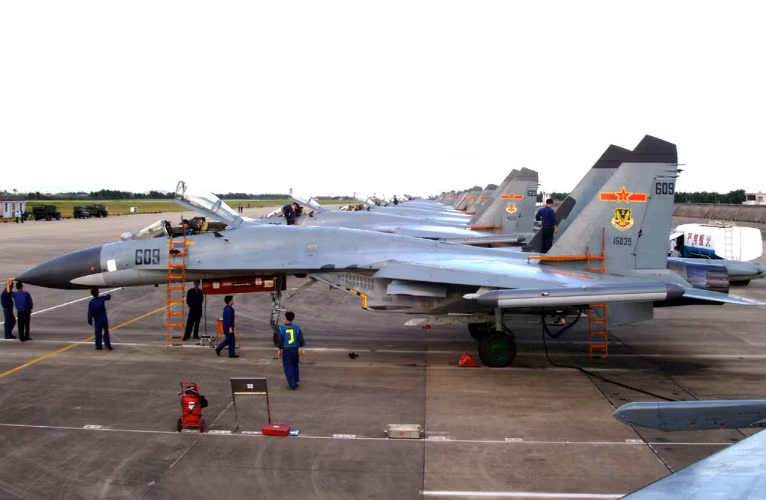 Về chương trình J-11, vì lý do kỹ thuật, phải tới năm 2000, Thẩm Dương mới có thể sản xuất chúng hàng loạt. Tới năm 2002, hoàn thành 48 chiếc, từ 2002-2003 được thêm 48 chiếc nữa. Tổng cộng 105 chiếc J-11 được hoàn thành, Trung Quốc đã không sử dụng tối đa giấy phép 200 chiếc.