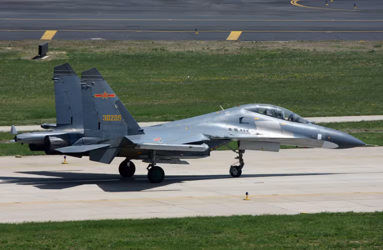  Những chiếc máy bay được chia làm ba lô, bàn giao vào các năm 2000, 2001 và 2002, biên chế về sư đoàn không quân 33 đóng tại Trùng Khánh. Như vậy, Bắc Kinh đã có được tổng cộng 76 chiếc Su-27 do Nga sản xuất. 