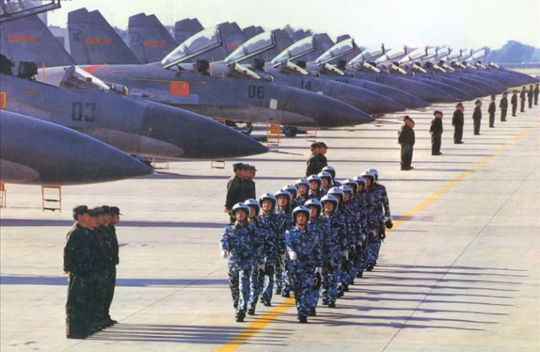 Ngày 27/6/1992, Nga chuyển cho Trung Quốc một lô 12 máy bay Su-27. Đây là một phần trong đơn đặt hàng 26 chiếc gồm: 20 Su-27SK và 6 Su-27UBK của Bắc Kinh. Trong ảnh, Su-27 và phi công đang chuẩn bị kỷ niệm 50 năm Quốc khánh Trung Quốc 1/10/1999.