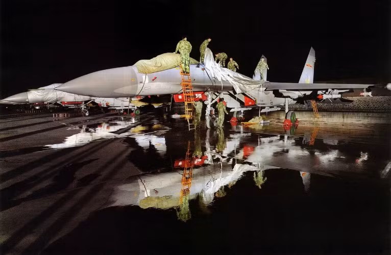  Năm 1996, Bắc Kinh tiến thêm được một bước khi có được giấy phép sản xuất 200 chiếc Su-27SK cho Tập đoàn hàng không Thẩm Dương (SAC). Nga sẽ cung cấp các bộ phận tháo rời cho Trung Quốc lắp ráp, bản nội địa này được đặt tên là J-11. Đổi lại Moscow thu về 2,5 tỷ USD. 