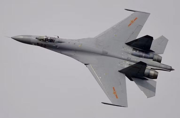 Một số J-11 được sử dụng cho quá trình thử nghiệm các thiết bị khác nhau, đặc biệt là radar và động cơ, Trung Quốc muốn chấm dứt sự phụ thuộc vào Nga. Trong hình, chiếc J-11 số 13 lô 0 (sau đánh số lại là 522) đang bay cùng động cơ thử nghiệm Thái Hành Sơn WS-10.