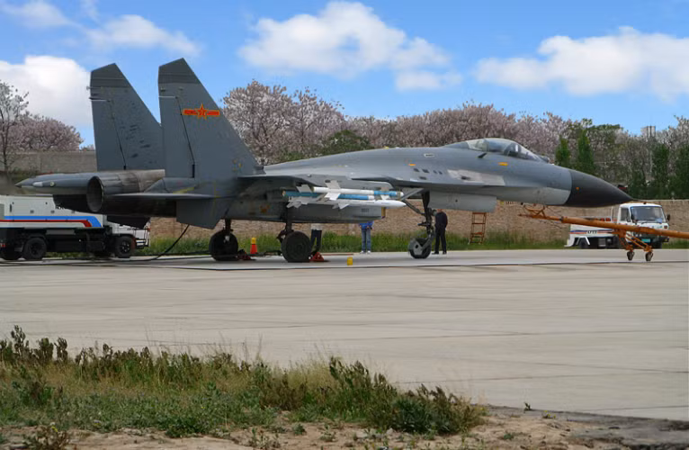  J-11B sử dụng tên lửa đối không tầm ngắn PL-8 đầu dò hồng ngoại và tầm trung PL-12 đầu dò radar. Đặc biệt là nó có thể mang các loại vũ khí tấn công mặt đất chính xác như bom dẫn laser LT-2, bom lượn thông minh LS-6, tên lửa chống radar YJ-91, tên lửa đối hạm KD-88. 