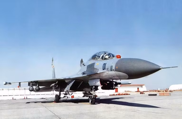  Trong khi đó Su-27UBK (Flanker C) kiêm thêm nhiệm vụ huấn luyện. Máy bay hai chỗ ngồi này được sản xuất bởi IAPO tại Irkusk. Trung Quốc đã trở thành quốc gia đầu tiên ngoài Cộng đồng các quốc gia độc lập (SNG) sở hữu những chiến đấu cơ Flanker, đó là bước ngoặt lớn cho sự phát triển của không quân PLA. 