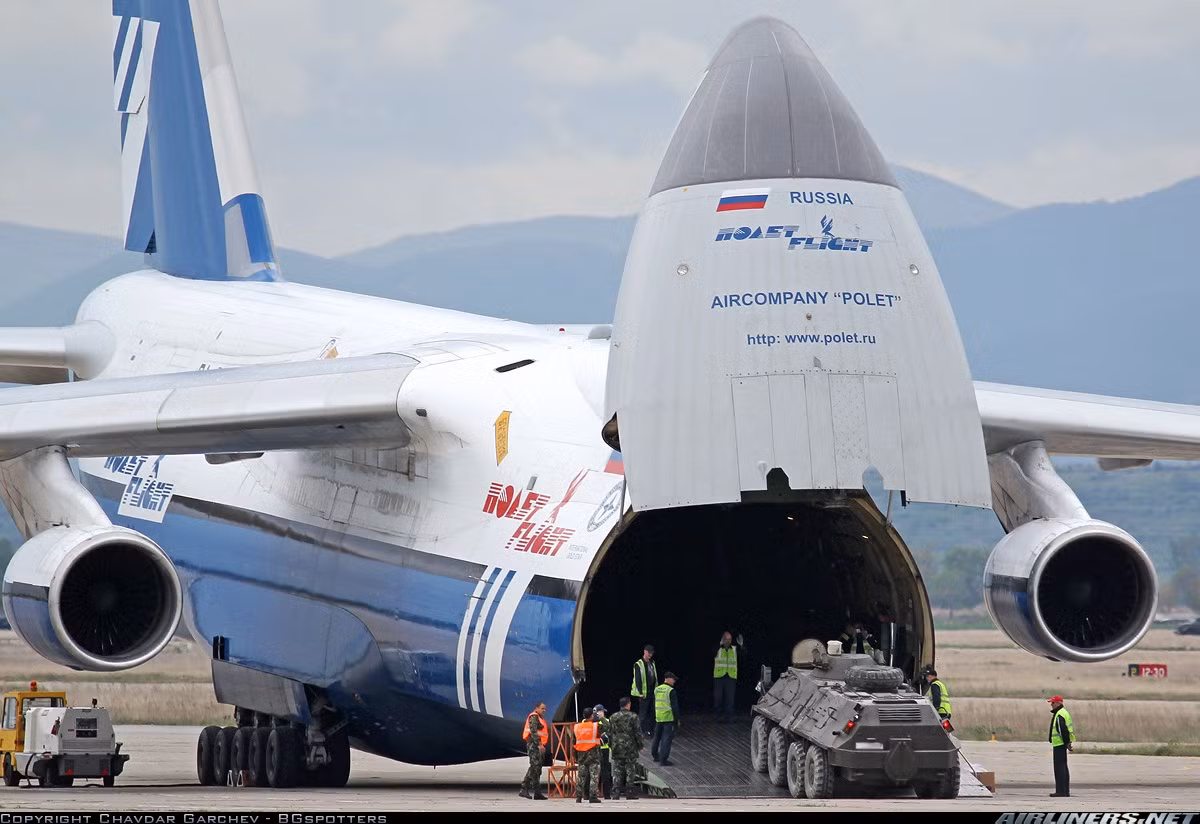 An-124 có thể chuyên chở bất cứ phương tiện quân sự nào (kể cả máy bay chiến đấu).