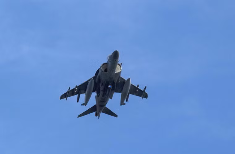 Máy bay cất hạ cánh thẳng đứng AV-8B Harrier II của Lính thủy đánh bộ Mỹ tham gia tập trận.