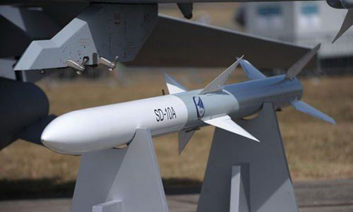 Tên lửa không đối không SD-10A nội địa của Trung Quốc.