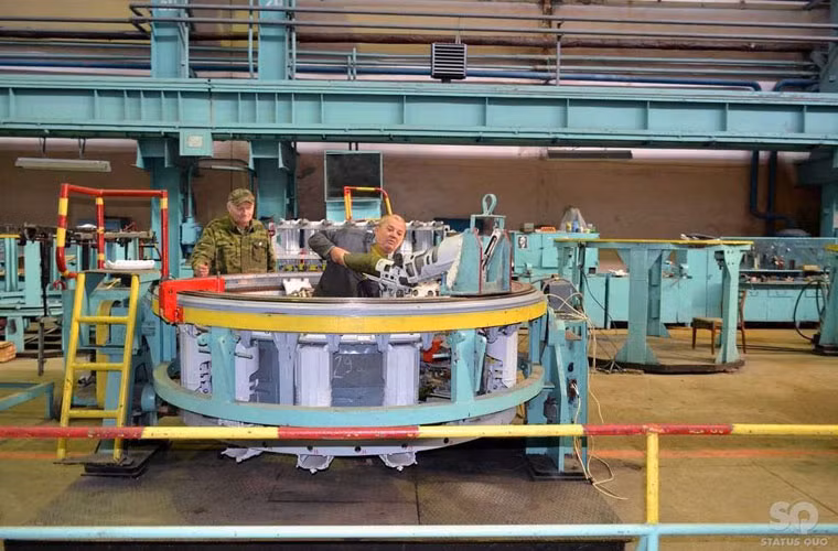 Các công nhân nhà máy cơ khí Kharkov đang biểu diễn phương thức làm việc của máy cấp đạn tự động trên xe tăng.