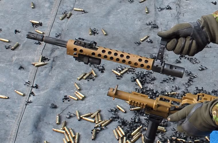 Việc tháo lắp để thay thế nòng súng của HK121 cũng rất dễ dàng.