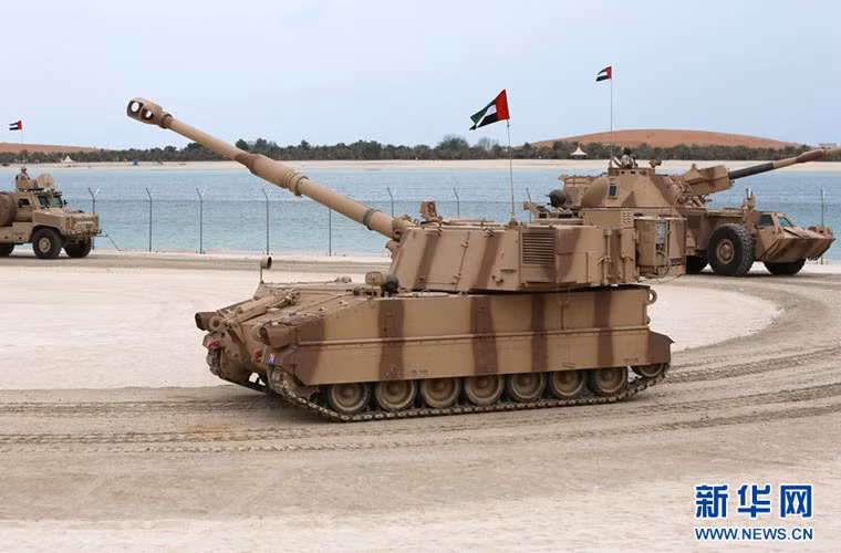 Để kỷ niệm tròn 43 năm ngày thành lập các Tiểu Vương quốc Ả Rập Thống nhất (UAE), ngày 1/12 lực lượng vũ trang UAE đã tổ duyệt binh tại thủ tại đại lộ bờ biển Abu Dhabi. Trong ảnh là các xe pháo tự hành đang diễu binh.
