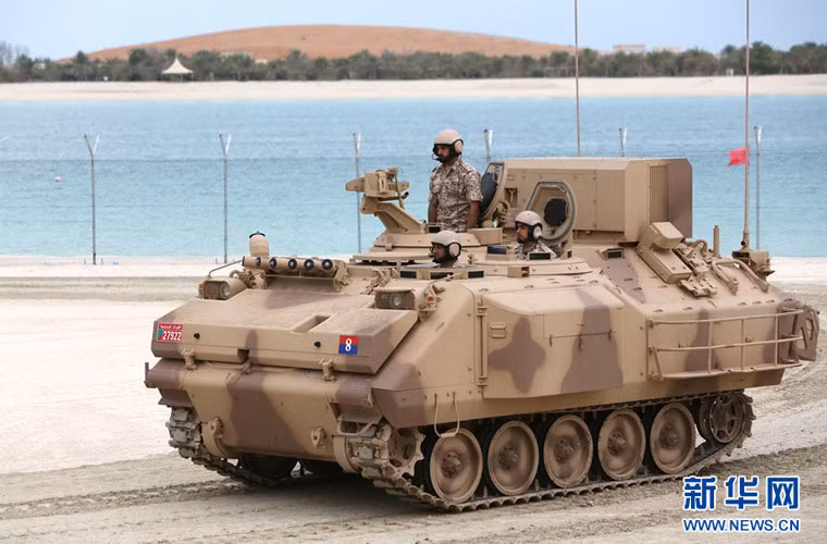 Trong hoạt động duyệt binh kéo dài 2 giờ, lục quân, không quân và hải quân UAE đã huy động nhiều loại vũ khí trang bị gồm xe tăng, pháo tự hành, xe thiết giáp đổ bộ, xe tấn công hỏa lực bộ binh tham gia.