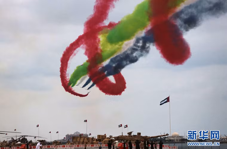 Đồng thời quân đội UAE còn dành khu trưng bày tĩnh gồm tên lửa phòng không, radar, trực thăng, pháo các loại và xe chiến đấu, với mục đích tại bờ biển để tuyên truyền và giao dục quốc phòng cho người dân.