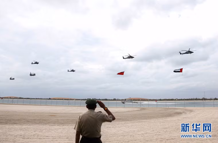 Phi đội trực thăng của Không quân UAE gồm các loại CH-47 Chinook, AH-64 Apache và UH-60 Black Hawk hợp thành mang theo cờ tổ quốc và quân kỳ bay từ phía Tây sang phía Đông.
