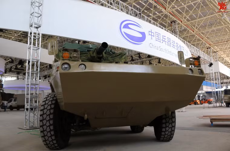 Cũng trong gian hàng của công ty này, còn có sự xuất hiện của một mẫu pháo phòng không tự hành khác được trang bị pháo 6 nòng (có thể là 7 nòng) 30mm.