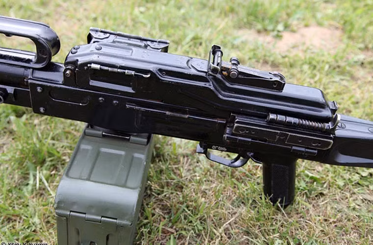 Cận cảnh thước ngắm phía sau của trung liên PKP Pecheneg.