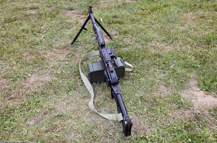 Nó là biến thể hiện đại hóa từ súng trung liên PK. Tên súng lấy theo tên người Pecheneg, một bộ tộc hiếu chiến ở xứ Turkic - khu vực thảo nguyên miền Nam nước Nga.