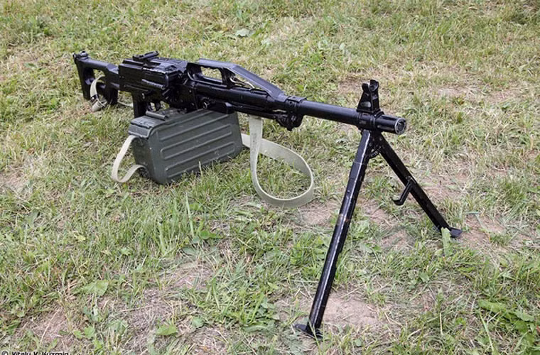 PKP Pecheneg nặng hơn so với PKM nên tầm bắn xa hơn, khả năng công phá tốt hơn với các mục tiêu không hoặc bọc giáp nhẹ.