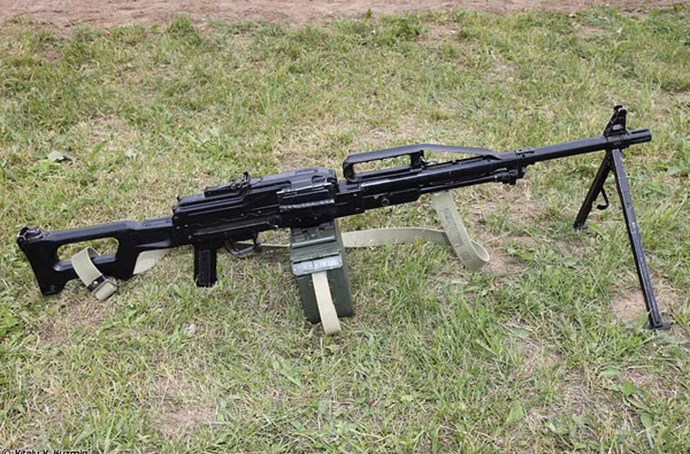 Nó sử dụng loại đạn 7,62x54mm, hộp tiếp đạn loại 100, 200 hoặc 250 viên.