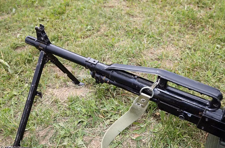 Nòng súng được bọc trong một cái áo bơm không khí để làm mát. Đây là một cải tiến rất quan trọng cho phép làm giảm tình trạng quá nhiệt khi bắn trong thời gian dài.