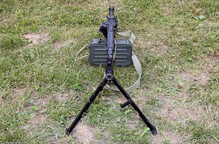 PKP có chiều dài 1.200 mm, nòng súng dài 658 mm, trọng lượng chiến đấu bao gồm cả chân chống và hộp tiếp đạn 12,6 kg.