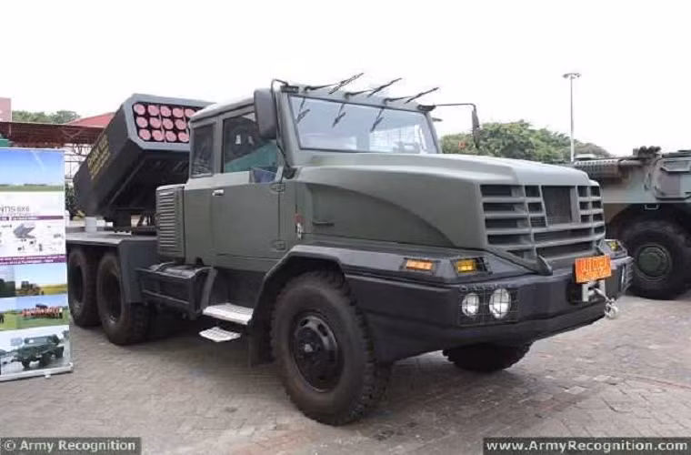 Gian trưng bày hệ thống pháo phản lực phóng loạt Rhan 122mm do Indonesia phát triển.