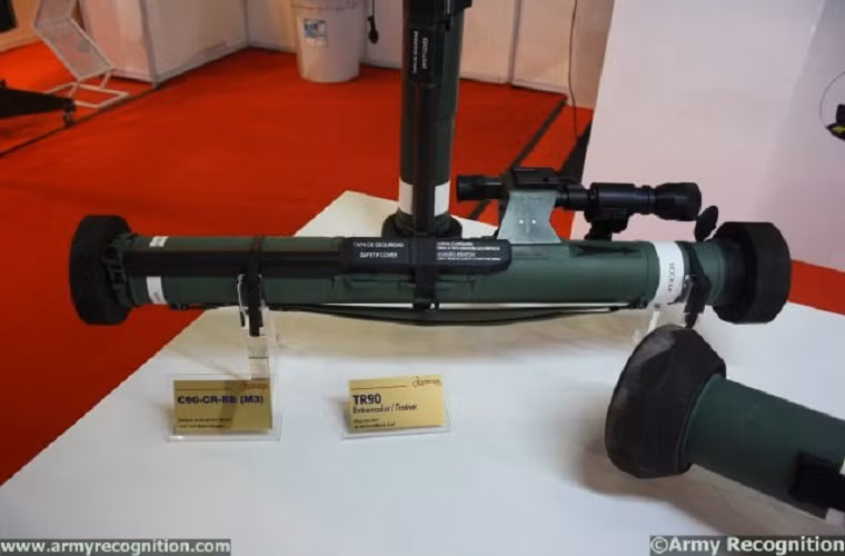 Thiết bị ngắm đêm VN38-C được gắn trên súng phóng lựu vác vai C90-CR (M3) 90 mm là một trong những sản phẩm được công ty Instalaza của Tây Ban Nha mang đến Indonesia lần này.