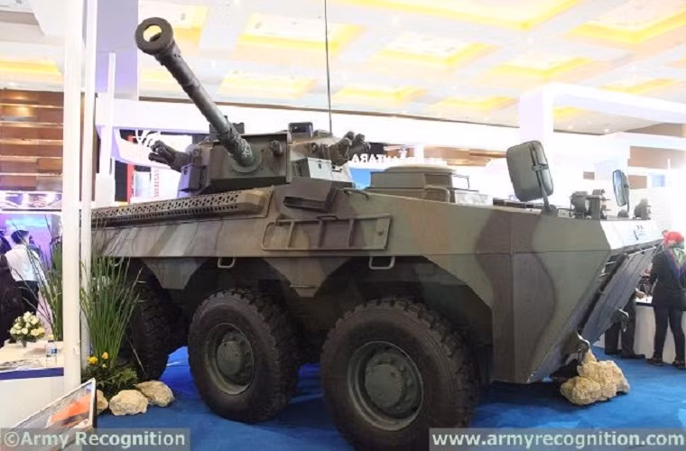 Mẫu xe bọc thép nội địa BADAK 6x6 của Indonesia tại gian hàng của công ty quốc phòng PT Pindad.