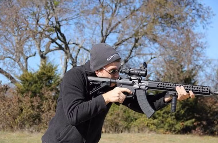 Các đường ray picatinny cho phép dễ dàng lắp thêm kính ngắm quang học hay tay cầm phụ phía trước.