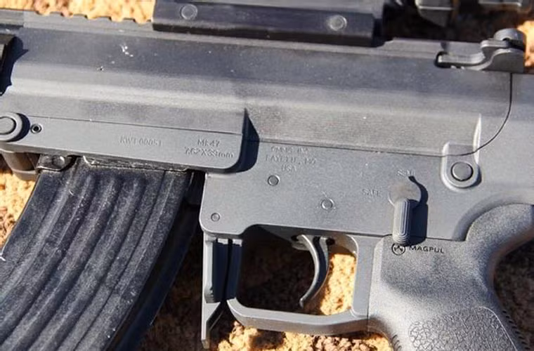 AR/AK-21 sử dụng hộp tiếp đạn 7,62x39 mm đặc trưng của AK-47, khóa an toàn kiêm chọn chế độ bắn đặc trưng kiểu M16.