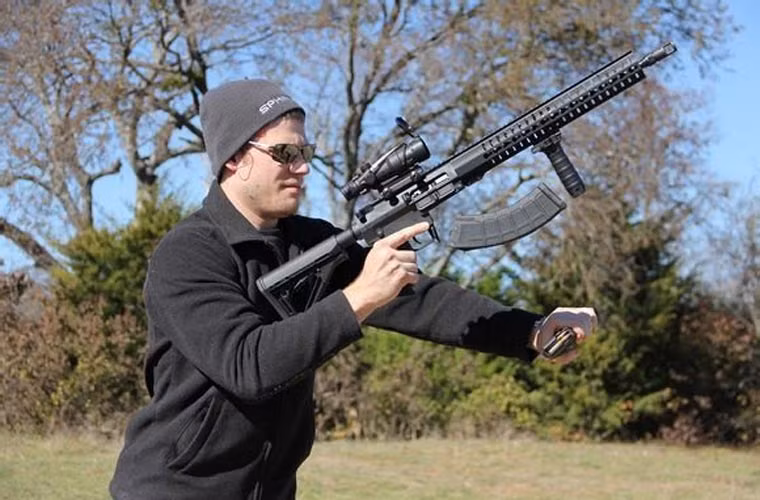 Giải pháp sử dụng hộp tiếp đạn kiểu AK-47 cho phép thay thế hộp tiếp đạn khác rất nhanh.