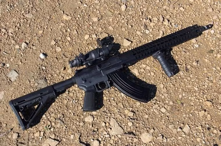 AR-15/M16 và AK-47 là hai loại súng trường tiến công hàng đầu thế giới. Xét một cách tổng thể, AK-47 có nhiều ưu việt hơn nhưng không vì thế mà M16 là đồ bỏ.