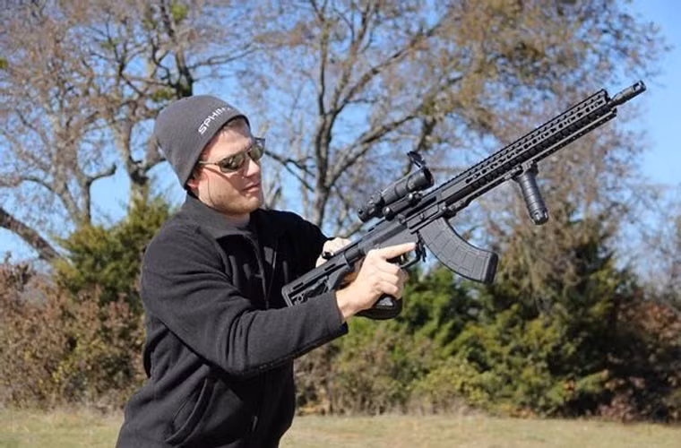 AR/AK-21 sử dụng kiểu lên đạn như AR-15 với tay kéo bệ khóa nòng phía trên báng súng.