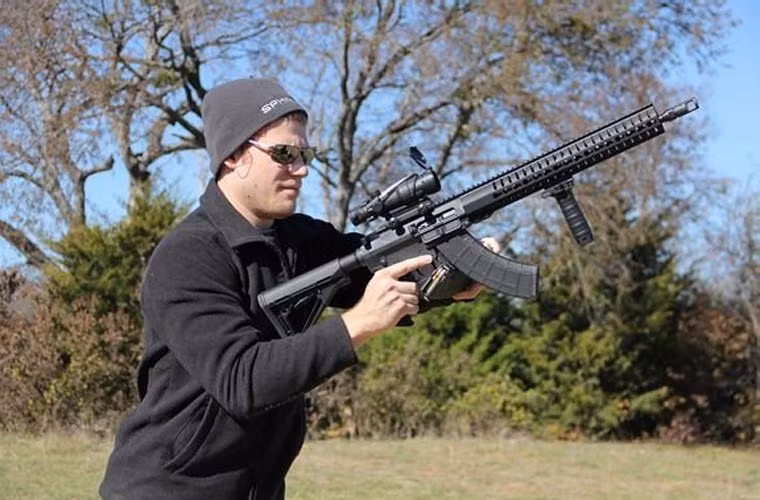 Hình dáng của loại súng trường này tương đối giống M16A4 với đường ray picatinny kéo dài gần hết nòng súng.