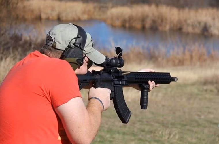 Việc sử dụng kiểu trích khí bằng piston đã loại bỏ nhược điểm hay kẹt đạn do kiểu trích khí trực tiếp của M16.