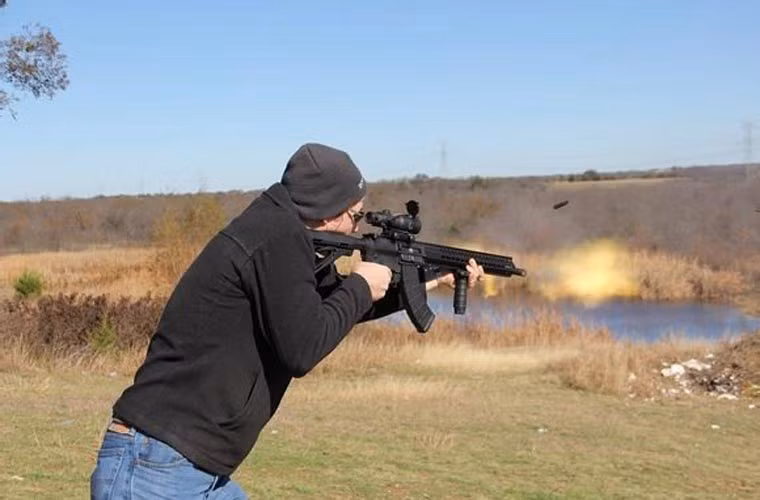 AR/AK hoạt động theo nguyên tắc trích khí với sự kết hợp độc đáo giữa piston dài của AK-47, khóa nòng kiểu AR-15, bệ khóa nòng kiểu AR-18.