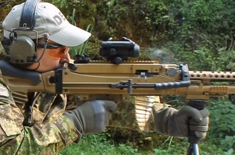 Súng máy đa công dụng HK121 nặng 10,8kg, dài 1165mm, chiều dài nòng 550mm.