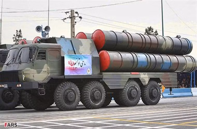 Trước đây, hệ thống tên lửa Bavar-373 sử dụng khung gầm 8x8 bánh. Nó ngắn hơn nhiều so với ống phóng gây ra những khó khăn nhất định trong sử dụng.