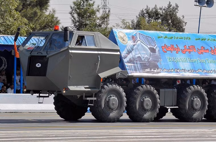 Nó có chiều dài 14 mét, rộng 3 mét, cao 3 mét, trọng lượng rỗng 25 tấn, tải trọng tối đa 30 tấn. Trong ảnh xe tải Zoljanah đang trình diễn với pano có in hình hệ thống tên lửa phòng không tầm xa Bavar-373.