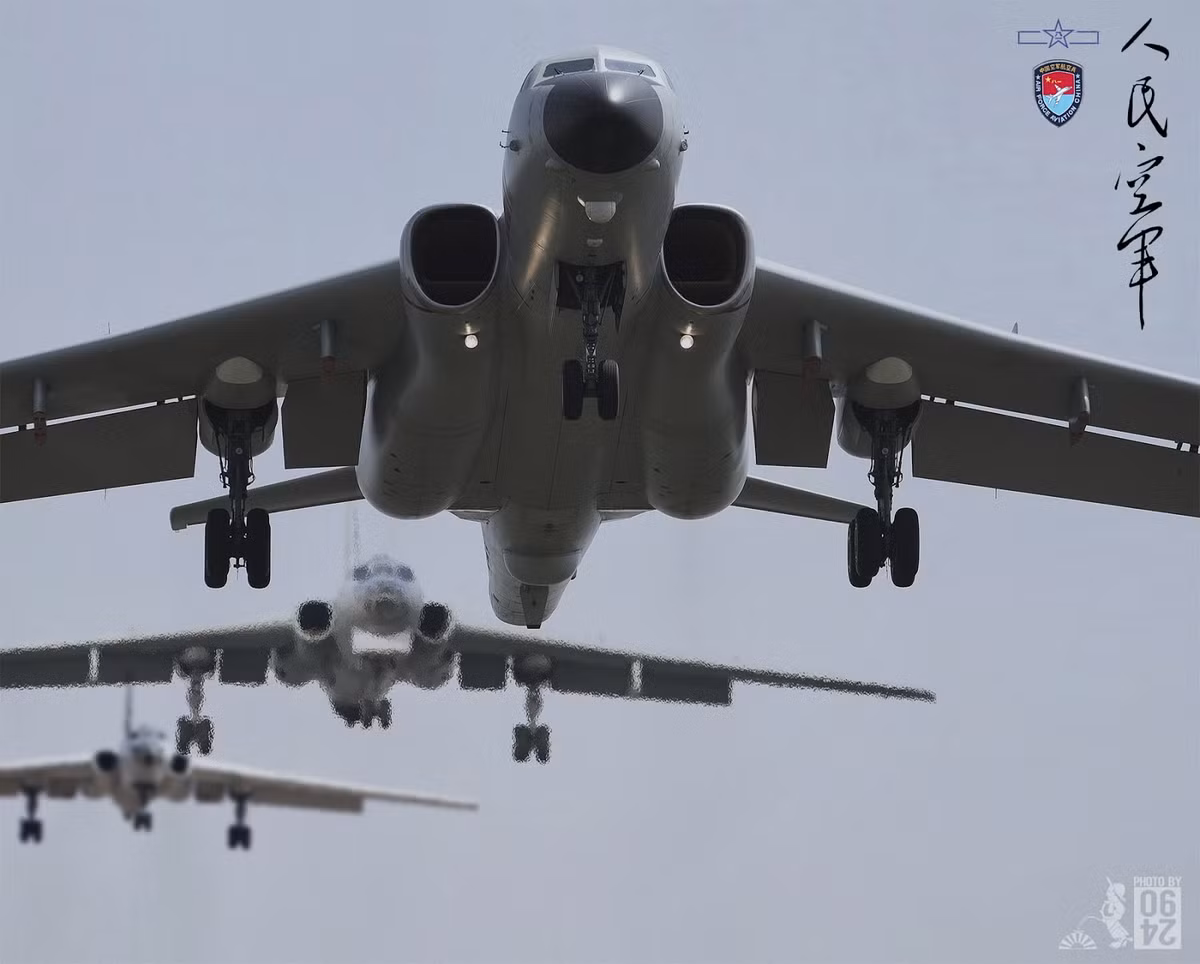 Khi mà đa số các máy bay chiến đấu của Trung Quốc đều đã lỗi thời hoặc các máy bay chiến đấu nội địa thường xuyên gặp sự cố. Trong số đó chỉ có 600 chiếc được xem là lực lượng xương sống của Không quân Trung Quốc gồm các mẫu máy bay như Su-30, Su-27 do Nga sản xuất và J-11B do Trung Quốc sao chép. Bên cạnh đó Không quân Trung Quốc vẫn sở hữu các máy bay ném bom hạng nặng H-6 có khả năng theo vũ khí hạt nhân.