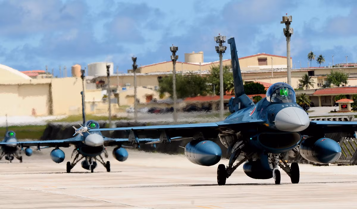 JASDF luôn là một ẩn số trong lực lượng Không quân các nước Châu Á, khi mà hiến pháp Nhật Bản luôn yêu cầu kiểm soát chặt chẽ mọi thông tin về lực lượng phòng vệ của nước này. Được biết, nước này đang mua mới các tiêm kích tàng hình tối tân F-35A và bên cạnh đó tự phát triển mẫu máy bay chiến đấu tàng hình cho riêng mình với tên gọi ATD-X.